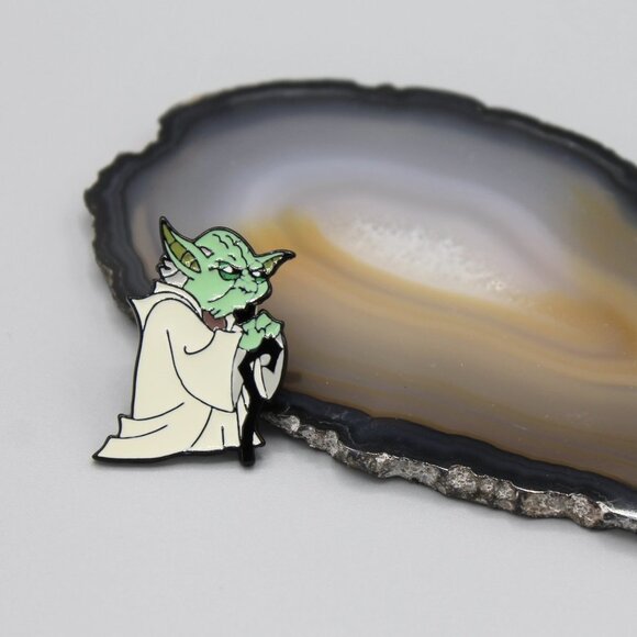 Jewelry pin brooch Star Wars Master Yoda Darth Vader fashion new - Picture 2 of 5